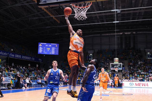 Fraport Skyliners ratiopharm Ulm, easyCredit BBL Sindarius Thornwell Ulm, 7 rises high to the basket against Will Cherry Fraport Skyliners, 29 easyCredit BBL basketball match between Fraport Skyliners and ratiopharm Ulm on 25 March 2022 at Ballsporthalle in Frankfurt am Main , Frankfurt am Main Hesse Germany Ballsporthalle