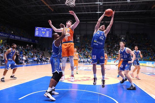 Fraport Skyliners ratiopharm Ulm, easyCredit BBL rebound by Marcel Ponitka Fraport Skyliners, 42 against Nicolas Bretzel Ulm, 13 easyCredit BBL basketball match between Fraport Skyliners and ratiopharm Ulm on 25 March 2022 at Ballsporthalle in Frankfurt am Main , Frankfurt am Main Hesse Germany Ballsporthalle