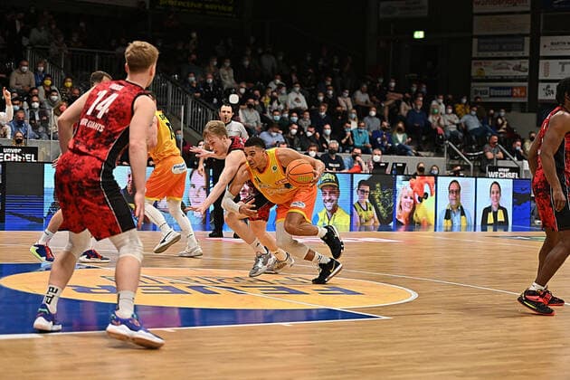 14 Karrington Ward of Phoenix Hagen with the aggressive move to the basket against 13 Lennard Winter of Bayer Giants Leverkusen Phoenix Hagen vs Bayer Giants Leverkusen, Basketball, 2 Bundesliga ProA, 2021 2022 season, 31 match day, 25 03 2022 Hagen. Copyright: xEibner-Pressfoto xAaronxBowserx 1268: EP_ABR