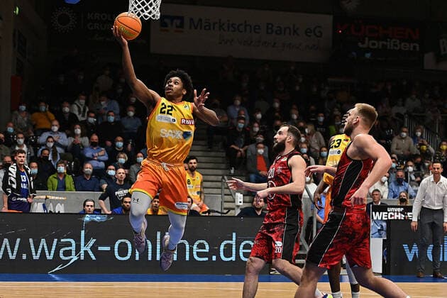 22 Marquise Moore of Phoenix Hagen with the layup Phoenix Hagen vs Bayer Giants Leverkusen, basketball, 2 Bundesliga ProA, 2021 2022 season, 31 matchday, 25 03 2022 Hagen. Copyright: xEibner-Pressfoto xAaronxBowserx 1268: EP_ABR
