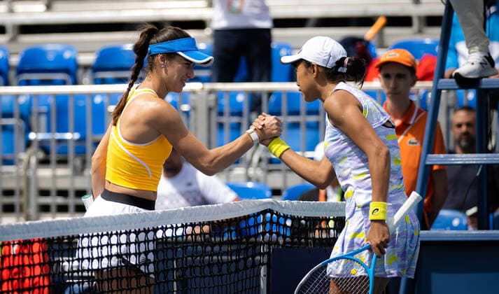March 25, 2022, MIAMI, FLORIDA, UNITED STATES: Sorana Cirstea of Romania & Shuai Zhang of China in action during the second round of the 2022 Miami Open WTA, Tennis Damen 1000 tennis tournament MIAMI UNITED STATES - ZUMAa181 20220325_zaa_a181_031 Copyright: xRobxPrangex