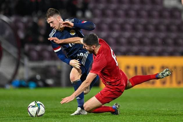 Scotland v Turkey U21, U 21 UEFA EUROPEAN CHAMPIONSHIPS 25 03 2022. Qualifier Scotland s Marc Leonard pulls back Turkey s Dogucan Haspolat during the U21 UEFA EUROPEAN CHAMPIONSHIPS qualification match between Scotland and Turkey at Tynecastle Park, Edinburgh, Scotland on 25 March 2022. Editorial use only , Copyright: xMalcolmxMackenziex PSI-14952-0011
