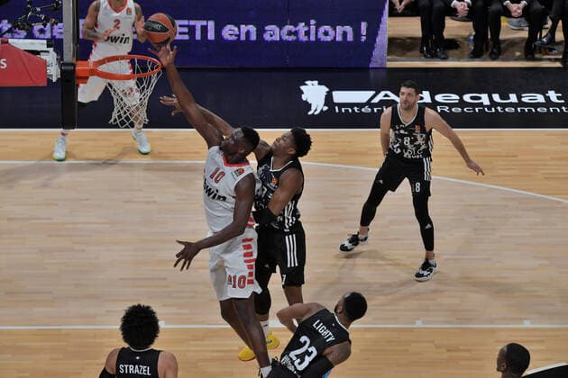 Kostas Antetokounmpo (asvel) vs Moustapha Fall (olympakios) BASKETBALL : LDLC ASVEL vs Olympiakos - Euroligue - 25 03 2022 FredericChambert Panoramic 