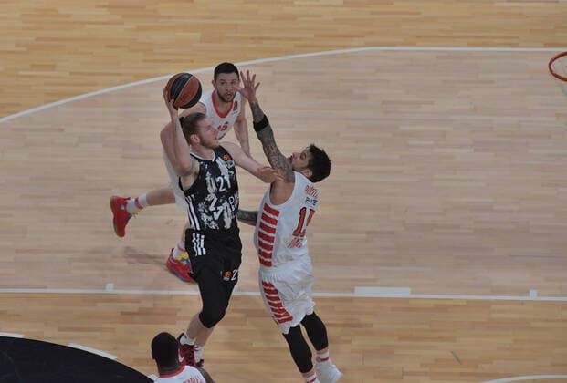 Dylan Osetkowski (asvel) vs Georgios Printezis (olympakios) BASKETBALL : LDLC ASVEL vs Olympiakos - Euroligue - 25 03 2022 FredericChambert Panoramic 