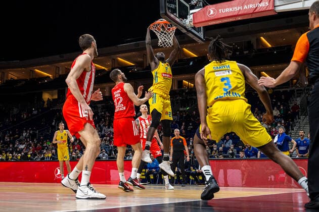 Basketball Berlin 25 03 2022 Euroleague Regular Season 2021 2022 Alba Berlin Crvena zvezda mts Belgrade Christ Koumadje Alba Berlin, No 21 Nikola Kalinic Belgrade, No 12