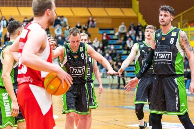 Trier around Jonas Grof Roemerstrom Gladiators Trier, 9 and Enosch Wolf Roemerstrom Gladiators Trier, 8 not satisfied after the first half and the backlog GER, Uni Baskets Paderborn vs Roemerstrom Gladiators Trier, Basketball, 2 Bundesliga ProA, season 2021 2022, 31 matchday, 25 03 2022 Uni Baskets Paderborn vs Roemerstrom Gladiators Trier, Basketball, 2 Bundesliga ProA, season 2021 2022, 31 matchday, 25 03 2022 Paderborn Copyright: xEibner-Pressefoto BahhoxKarax EP_BKA