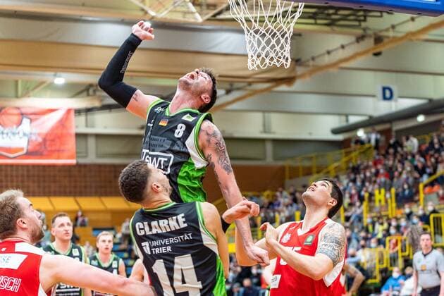 Enosch Wolf Roemerstrom Gladiators Trier, 8 Brody Clarke Roemerstrom Gladiators Trier, 14 and Brad Thomas Greene Uni Baskets Paderborn, 55 GER, Uni Baskets Paderborn vs Roemerstrom Gladiators Trier, Basketball, 2 Bundesliga ProA, season 2021 2022, 31 matchday, 25 03 2022 Uni Baskets Paderborn vs Roemerstrom Gladiators Trier, basketball, 2 Bundesliga ProA, season 2021 2022, 31 matchday, 25 03 2022 Paderborn Copyright: xEibner-Pressefoto BahhoxKarax EP_BKA