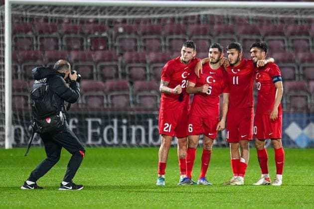 Scotland v Turkey U21, U 21 UEFA EUROPEAN CHAMPIONSHIPS 25 03 2022. Qualifier The Turkish players pose for a picture after the U21 UEFA EUROPEAN CHAMPIONSHIPS qualification match between Scotland and Turkey at Tynecastle Park, Edinburgh, Scotland on 25 March 2022. Editorial use only , Copyright: xMalcolmxMackenziex PSI-14952-0032