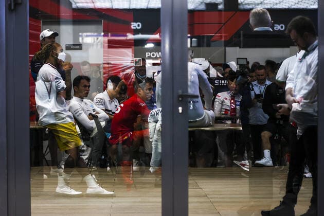 Sport Bilder des Tages HAMILTON Lewis (gbr), Mercedes AMG F1 Team W13, portrait with F1 Drivers having a meeting regarding the current situation in Jeddah after the attack on a Aramco factory near the track, BRAWN Ross (gbr), Managing Director of motorsport Formula One Group, DOMENICALLI Stefano (ita), Chairman and CEO Formula One Group FOG, joining them after an hour during the Formula 1 STC Saudi Arabian Grand Prix 2022, 2nd round of the 2022 FIA Formula One World Championship, WM, Weltmeisterschaft on the Jeddah Corniche Circuit, from March 25 to 27, 2022 in Jeddah, Saudi Arabia - F1 - SAUDI ARABIAN GRAND PRIX 2022 DPPI Panoramic  AV6_6444_1