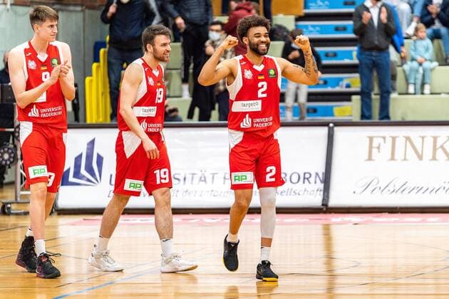 Badu Buck Uni Baskets Paderborn, 2 Vincent Neugebauer Uni Baskets Paderborn, 9 Johannes Konradt Uni Baskets Paderborn, 19 GER, Uni Baskets Paderborn vs Roemerstrom Gladiators Trier, basketball, 2 Bundesliga ProA, season 2021 2022, 31 matchday, 25 03 2022 Uni Baskets Paderborn vs Roemerstrom Gladiators Trier, basketball, 2 Bundesliga ProA, season 2021 2022, 31 matchday, 25 03 2022 Paderborn Copyright: xEibner-Pressefoto BahhoxKarax EP_BKA