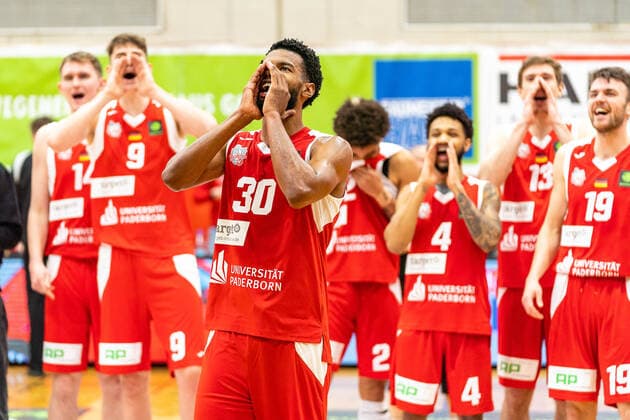 Chavares Alexander Flanigan Uni Baskets Paderborn, 30 celebrates with fans GER, Uni Baskets Paderborn vs Roemerstrom Gladiators Trier, basketball, 2 Bundesliga ProA, season 2021 2022, 31 matchday, 25 03 2022 Uni Baskets Paderborn vs Roemerstrom Gladiators Trier, basketball, 2 Bundesliga ProA, season 2021 2022, 31 matchday, 25 03 2022 Paderborn Copyright: xEibner-Pressefoto BahhoxKarax EP_BKA