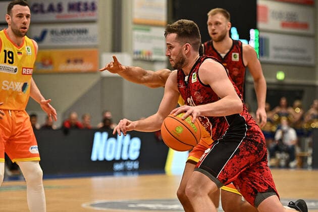 Spencer Reaves of the 2 bundesliga Pro A Bayern Giants Leverkusen with the drive to the basket Phoenix Hagen vs Wiha Panthers, 2 Bundesliga, 2022 season, Wednesday 23 02 2022 Hagen Copyright: xEibner-Pressfoto xAaronxBowserx Wiha_ABR