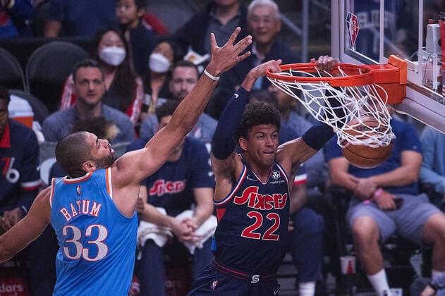March 25, 2022, Los Angeles, California, USA: Matisse Thybulle 22 of the Philadelphia 76ers dunks the ball as Nicolas Batum 33 of the Los Angeles Clippers fails to block during their NBA, Basketball Herren, USA game on Friday March 25, 2022 at Crypto.com Arena in Los Angeles, California. Clippers lose to 76ers, 97-122. ARIANA RUIZ PI Los Angeles USA - ZUMAp124 20220325_zaa_p124_015 Copyright: xArianaxRuizx