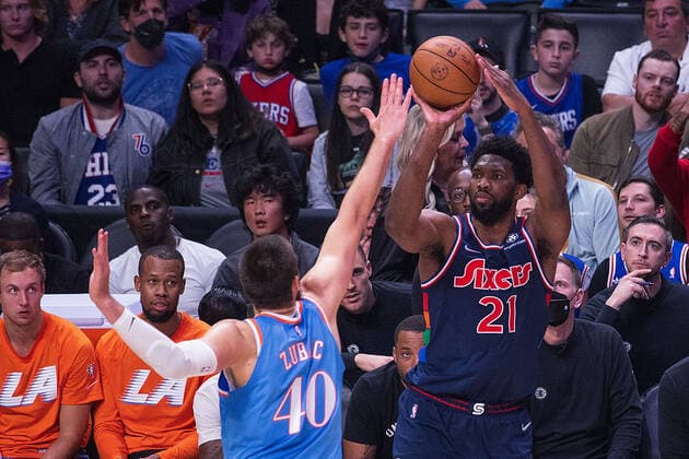 March 25, 2022, Los Angeles, California, USA: Joel Embiid 21 of the Philadelphia 76ers shoots the ball while Ivica Zubac 40 of the Los Angeles Clippers attempts to block during their NBA, Basketball Herren, USA game on Friday March 25, 2022 at Crypto.com Arena in Los Angeles, California. Clippers lose to 76ers, 97-122. ARIANA RUIZ PI Los Angeles USA - ZUMAp124 20220325_zaa_p124_033 Copyright: xArianaxRuizx