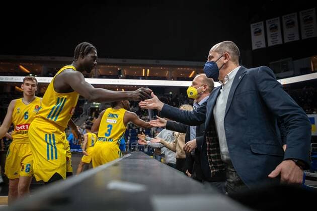 Basketball Berlin 25 03 2022 2021 2022 Euroleague Regular Season Alba Berlin Crvena Zvezda mts Belgrade Himar Ojeda Alba Berlin, Sports Director re Christ Koumadje Alba Berlin, No 21