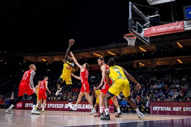 Basketball Berlin 25 03 2022 Euroleague Regular Season 2021 2022 Alba Berlin Crvena Zvezda mts Belgrade Christ Koumadje Alba Berlin, No 21 Ognjen Kuzmic Belgrade, No 32