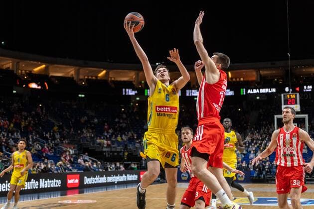 Basketball Berlin 25 03 2022 Euroleague Regular Season 2021 2022 Alba Berlin Crvena Zvezda mts Belgrade Malte Delow Alba Berlin, No 06 Ognjen Dobric Belgrade, No 13