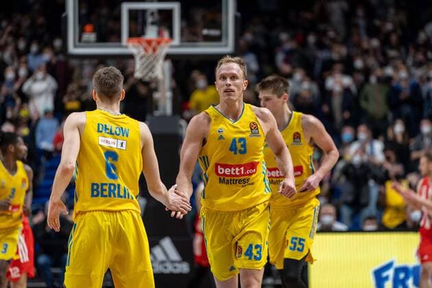 Basketball Berlin 25 03 2022 2021 2022 Euroleague Regular Season Alba Berlin Crvena Zvezda mts Belgrade Cheers Alba Luke Sikma Alba Berlin, No 43 Malte Delow Alba Berlin, No 06