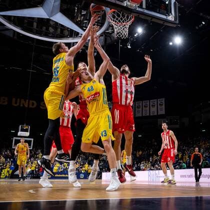 Basketball Berlin 25 03 2022 2021 2022 Euroleague Regular Season Alba Berlin Crvena Zvezda mts Belgrade Ben Lammers Alba Berlin, No 55 Luke Sikma Alba Berlin, No 43 Luka Mitrovic Belgrade, No 09 Nikola Kalinic Belgrade, No 12