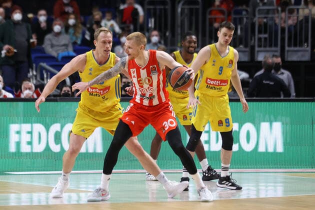 DEU, EuroLeague, ALBA vs Belgrade, 25 03 2022, Mercedes Benz Arena, Berlin, DEU, EuroLeague, ALBA vs Belgrade, in picture Luke Sikma ALBA Berlin 43 , Jonas Mattisseck ALBA Berlin 9 , Aaron White Belgrade 30 Foto Juergen Engler nordphoto GmbH nordphotoxGmbHx xEngler nph00076