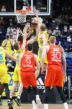 DEU, EuroLeague, ALBA vs Belgrade, 25 03 2022, Mercedes Benz Arena, Berlin, DEU, EuroLeague, ALBA vs Belgrade, in picture Luke Sikma ALBA Berlin 43 , Malte Delow ALBA Berlin 6 , Ognjen Kuzmic Belgrade 32 , Luka Mitrovic Belgrade 9 , Aaron White Belgrade 30 Foto Juergen Engler nordphoto GmbH nordphotoxGmbHx xEngler nph00076