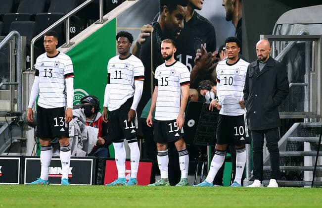 Football, Men, Germany, U21 National Team, European Championship Qualification, Tivoli Aachen Germany white Latvia red Coach Antonio Di Salvo GER with the substitutes from left Felix Nmecha GER , Faride Alidou GER , Simon Asta GER , Malik Tillmann GER DFB DFL REGULATIONS PROHIBIT ANY USE OF PHOTOGRAPHS AS IMAGE SEQUENCES AND OR QUASI VIDEO