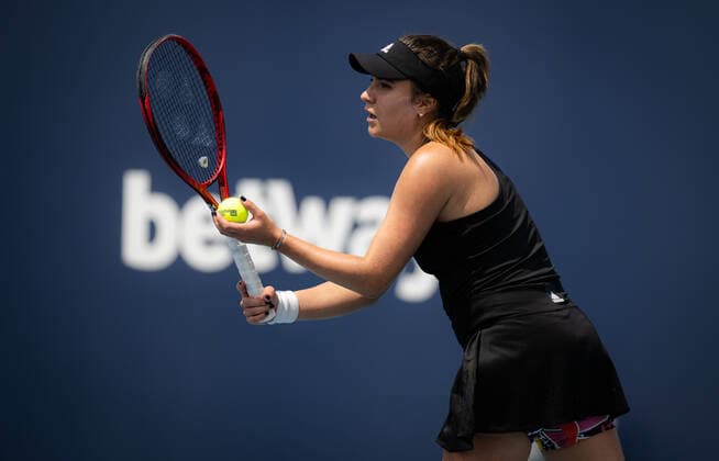 March 25, 2022, MIAMI, FLORIDA, UNITED STATES: Elena Gabriela Ruse of Romania in action during the second round of the 2022 Miami Open WTA, Tennis Damen 1000 tennis tournament against Elena Rybakina of Kazakhstan MIAMI UNITED STATES - ZUMAa181 20220325_zaa_a181_079 Copyright: xRobxPrangex
