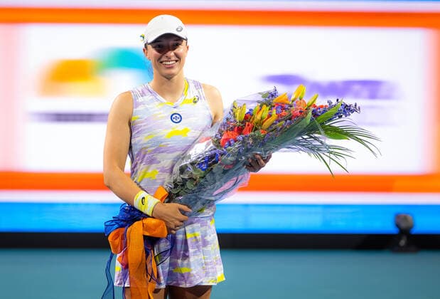 March 25, 2022, MIAMI, FLORIDA, UNITED STATES: Iga Swiatek of Poland celebrates becoming the World No.1 after the second round of the 2022 Miami Open WTA, Tennis Damen 1000 tennis tournament MIAMI UNITED STATES - ZUMAa181 20220325_zaa_a181_136 Copyright: xRobxPrangex