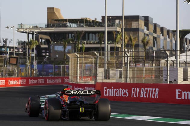01 VERSTAPPEN Max (nld), Red Bull Racing RB18, action during the Formula 1 STC Saudi Arabian Grand Prix 2022, 2nd round of the 2022 FIA Formula One World Championship, WM, Weltmeisterschaft on the Jeddah Corniche Circuit, from March 25 to 27, 2022 in Jeddah, Saudi Arabia - F1 - SAUDI ARABIAN GRAND PRIX 2022 DPPI Panoramic  00122006_AV6_7107.JPG_