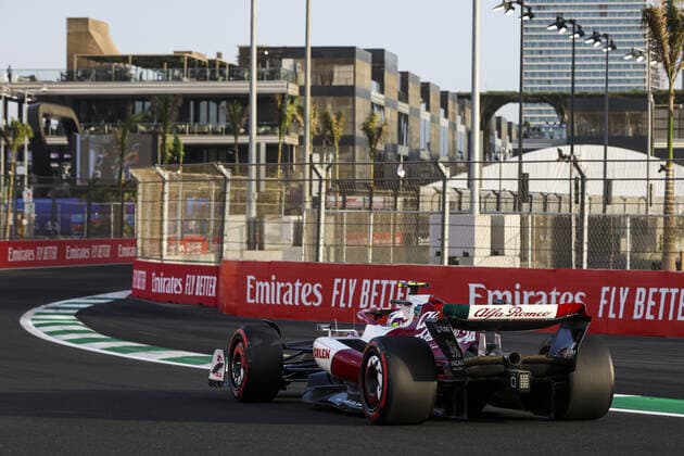 24 ZHOU Guanyu (chi), Alfa Romeo F1 Team ORLEN C42, action during the Formula 1 STC Saudi Arabian Grand Prix 2022, 2nd round of the 2022 FIA Formula One World Championship, WM, Weltmeisterschaft on the Jeddah Corniche Circuit, from March 25 to 27, 2022 in Jeddah, Saudi Arabia - F1 - SAUDI ARABIAN GRAND PRIX 2022 DPPI Panoramic  00122006_AV6_7152.JPG_