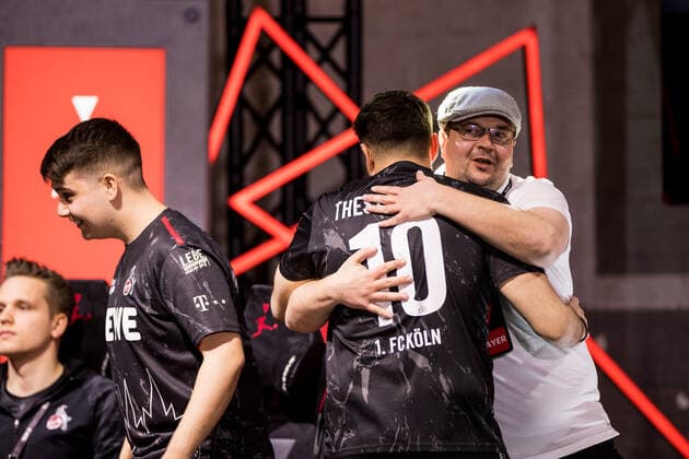 bevestor Virtual Bundesliga Club Championship Finals 26 03 2022 Peter Petkus Schwab 1 FC Koeln in Steffen Baumgart Look hugs Tim TheStrxngeR Katnawatos 1 FC Koeln bevestor Virtual Bundesliga Club Championship Finals Day 1 Strassenkickerbase, Koeln DFL REGULATIONS PROHIBIT ANY USE OF PHOTOGRAPHS AS IMAGE SEQUENCES AND OR QUASI VIDEO Copyright: xBEAUTIFULxSPORTS Wunderlx