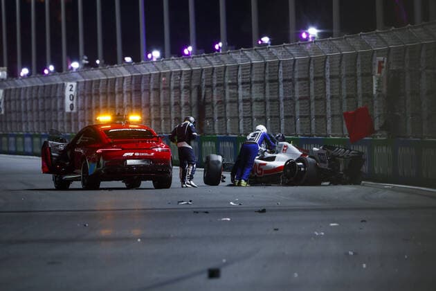 Crash, SCHUMACHER Mick (ger), Haas F1 Team VF-22 Ferrari, portrait during the Formula 1 STC Saudi Arabian Grand Prix 2022, 2nd round of the 2022 FIA Formula One World Championship, WM, Weltmeisterschaft on the Jeddah Corniche Circuit, from March 25 to 27, 2022 in Jeddah, Saudi Arabia - F1 - SAUDI ARABIAN GRAND PRIX 2022 DPPI Panoramic  00122006__V2_2222.JPG_