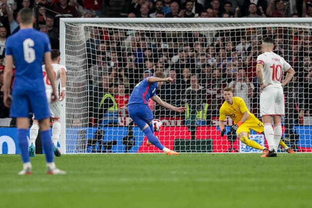LONDON, ENGLAND MARCH 26 during the international friendly match between England and Switzerland at Wembley Stadium on March 26, 2022 in London, United Kingdom Harry Kane of England against goalkeeper Jonas Omlin of Switzerland London Wembley Stadium England United Kingdom  Copyright: xJustPictures.chx xRichardxCallisx