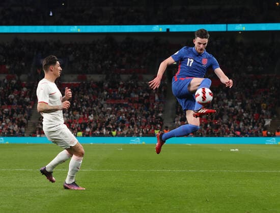 England gegen die Schweiz Internationaler Fußball 26. März 2022 Wembley, Internationales Fußball-Freundschaftsspiel, England gegen die Schweiz Declan Rice aus England springt, um den Ball zu kontrollieren Foto von Mark Leech London UK  Copyright: xMarkxLeechxOffside