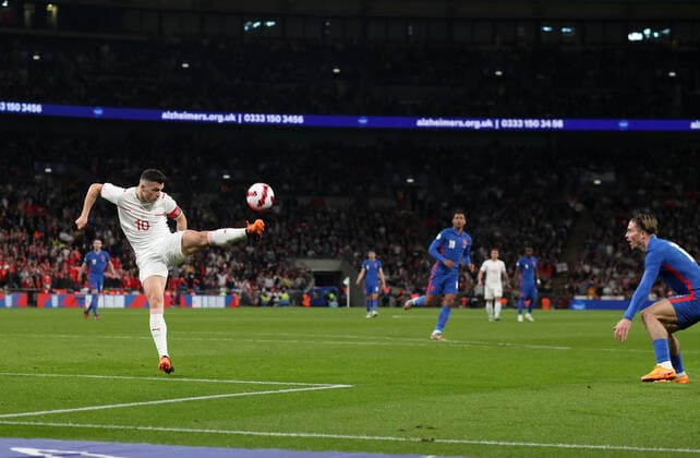England gegen die Schweiz Internationaler Fußball 26. März 2022 Wembley, Internationaler Fußball Freundschaftsspiel, England gegen die Schweiz Granit Xhaka von der Schweiz klärt den Ball Foto von Mark Leech London UK  Copyright: xMarkxLeechxOffside