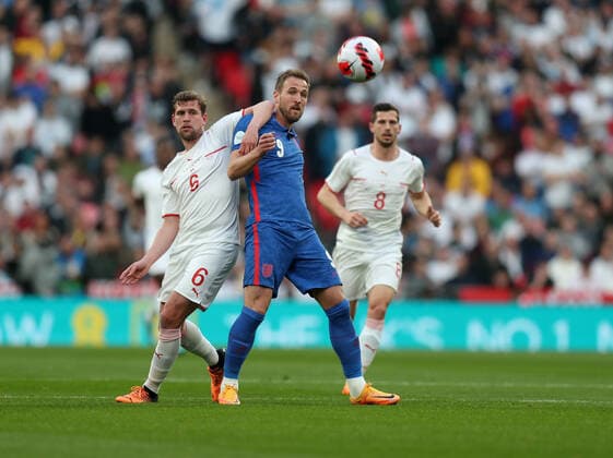 England gegen die Schweiz Internationaler Fußball 26. März 2022 Wembley, Internationales Fußball-Freundschaftsspiel, England gegen die Schweiz Harry Kane (England) kämpft um den Ball mit Fabian Frei (Schweiz) Foto  Copyright: xMarkxLeechxOffside