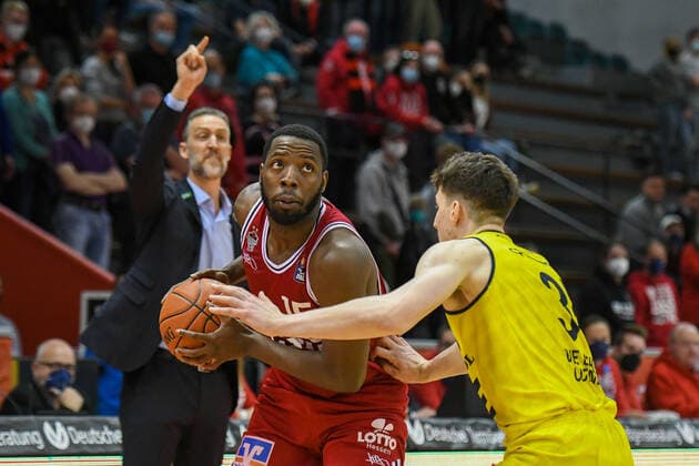 J D Miller, Alen Pjanic 27 matchday, Basketball Bundesliga, Basketball season 2021 2022, Germany, easyCredit BBL, Germany, Giessen 46ers, giessen red, men, Jobstairs GIESSEN 46ers EWE Baskets Oldenburg, men, Oldenburg in yellow