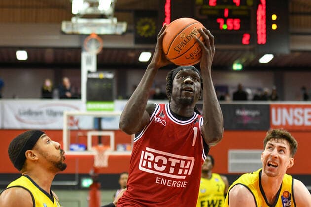 Nuni Omot 27 matchday, Basketball Bundesliga, Basketball season 2021 2022, Germany, easyCredit BBL, Germany, Giessen 46ers, giessen red, men, Jobstairs GIESSEN 46ers EWE Baskets Oldenburg, men, Oldenburg in yellow