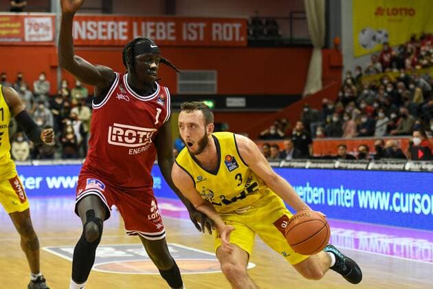 Nuni Omot, Max Heidegger 27 matchday, Basketball Bundesliga, Basketball season 2021 2022, Germany, easyCredit BBL, Germany, Giessen 46ers, giessen red, men, Jobstairs GIESSEN 46ers EWE Baskets Oldenburg, men, Oldenburg in yellow