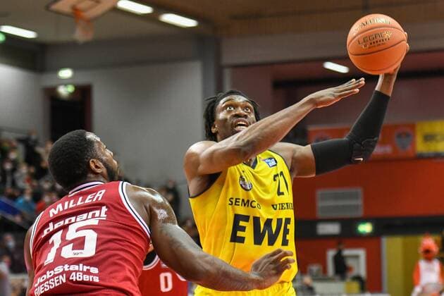 J D Miller, TaiOdiase 27 matchday, Basketball Bundesliga, Basketball season 2021 2022, Germany, easyCredit BBL, Germany, Giessen 46ers, giessen red, men, Jobstairs GIESSEN 46ers EWE Baskets Oldenburg, men, Oldenburg in yellow