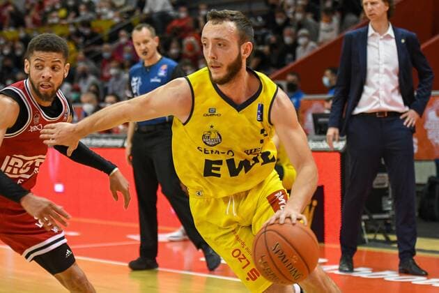 Kendale McCullum, Max Heidegger 27 matchday, Basketball Bundesliga, Basketball season 2021 2022, Germany, easyCredit BBL, Germany, Giessen 46ers, giessen red, men, Jobstairs GIESSEN 46ers EWE Baskets Oldenburg, men, Oldenburg in yellow