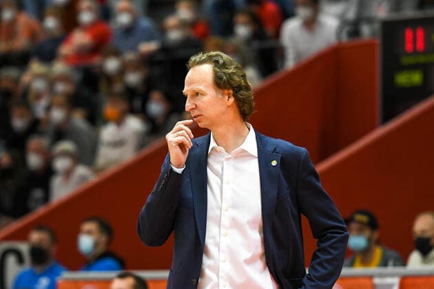 Ingo Freyer, Coach Oldenburg 27 matchday, Basketball Bundesliga, Basketball season 2021 2022, Germany, easyCredit BBL, Germany, Giessen 46ers, giessen red, men, Jobstairs GIESSEN 46ers EWE Baskets Oldenburg, men, Oldenburg in yellow