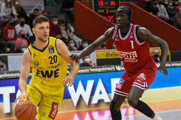 Michal Michalak, Nuni Omot 27 matchday, Basketball Bundesliga, Basketball season 2021 2022, Germany, easyCredit BBL, Germany, Giessen 46ers, giessen red, men, Jobstairs GIESSEN 46ers EWE Baskets Oldenburg, men, Oldenburg in yellow