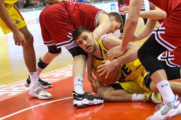 Florian Koch, Michal Michalak 27 matchday, Basketball Bundesliga, Basketball season 2021 2022, Germany, easyCredit BBL, Germany, Giessen 46ers, giessen red, men, Jobstairs GIESSEN 46ers EWE Baskets Oldenburg, men, Oldenburg in yellow