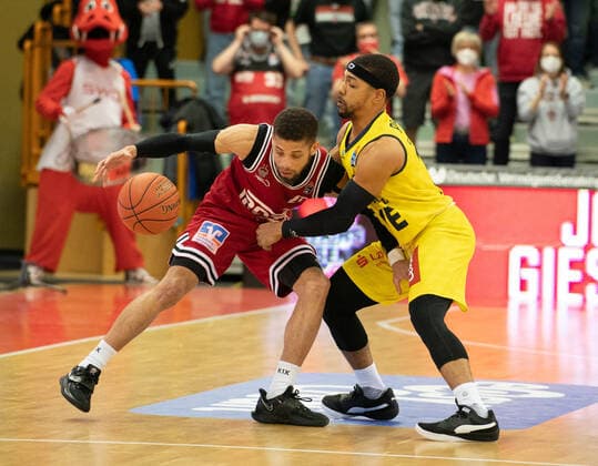 26 03 2022, xsltx, Basketball BBL Bundesliga, Giessen 46ers EWE Baskets Oldenburg emspor, v l Kendale Deshawn McCullum C Point Guard Jobstairs Giessen 46ers , Phil Pressey Guard EWE Baskets Oldenburg DFL DFB REGULATIONS PROHIBIT ANY USE OF PHOTOGRAPHS as IMAGE SEQUENCES and or QUASI VIDEO Giessen