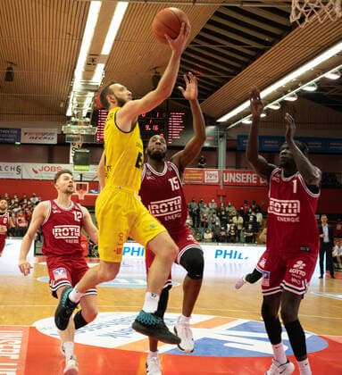 26 03 2022, xsltx, Basketball BBL Bundesliga, Giessen 46ers EWE Baskets Oldenburg emspor, v l Kilian Matthias Binapfl Shooting Guard Jobstairs Giessen 46ers , Max Heidegger Guard EWE Baskets Oldenburg , Jalon Demarco Miller Center Power Forward Jobstairs Giessen 46ers , Nuni Omot Small Forward Jobstairs Giessen 46ers DFL DFB REGULATIONS PROHIBIT ANY USE OF PHOTOGRAPHS as IMAGE SEQUENCES and or QUASI VIDEO Giessen