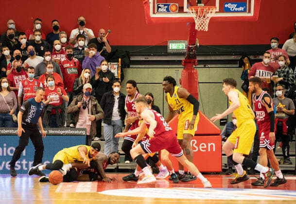 26 03 2022, xsltx, Basketball BBL Bundesliga, Giessen 46ers EWE Baskets Oldenburg emspor, v l Committed fight for the ballll DFL DFB REGULATES PROHIBIT ANY USE OF PHOTOGRAPHS as IMAGE SEQUENCES and or QUASI VIDEO Giessen