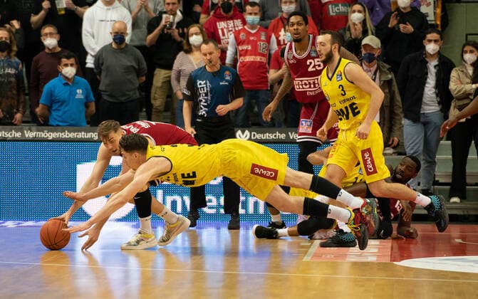 26 03 2022, xsltx, Basketball BBL Bundesliga, Giessen 46ers EWE Baskets Oldenburg emspor, v l Committed fight for the ball DFL DFB REGULATES PROHIBIT ANY USE OF PHOTOGRAPHS as IMAGE SEQUENCES and or QUASI VIDEO Giessen