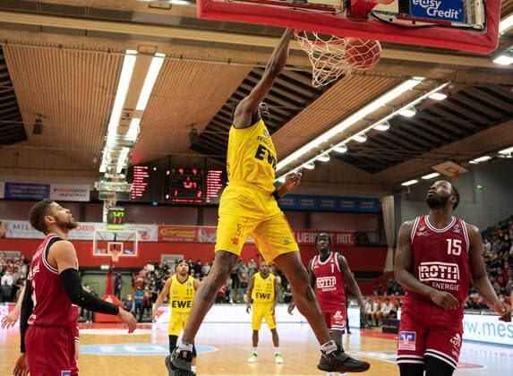 26 03 2022, xsltx, Basketball BBL Bundesliga, Giessen 46ers EWE Baskets Oldenburg emspor, v l Dunk by Tai Odiase Center EWE Baskets Oldenburg DFL DFB REGULATIONS PROHIBIT ANY USE OF PHOTOGRAPHS as IMAGE SEQUENCES and or QUASI VIDEO Giessen