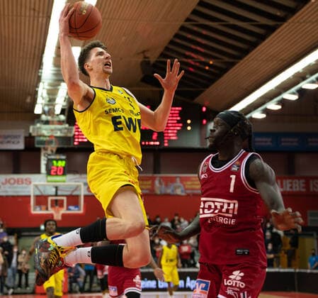 26 03 2022, xsltx, Basketball BBL Bundesliga, Giessen 46ers EWE Baskets Oldenburg emspor, v l Alen Pjanic Forward EWE Baskets Oldenburg , Nuni Omot Small Forward Jobstairs Giessen 46ers DFL DFB REGULATIONS PROHIBIT ANY USE OF PHOTOGRAPHS as IMAGE SEQUENCES and or QUASI VIDEO Giessen